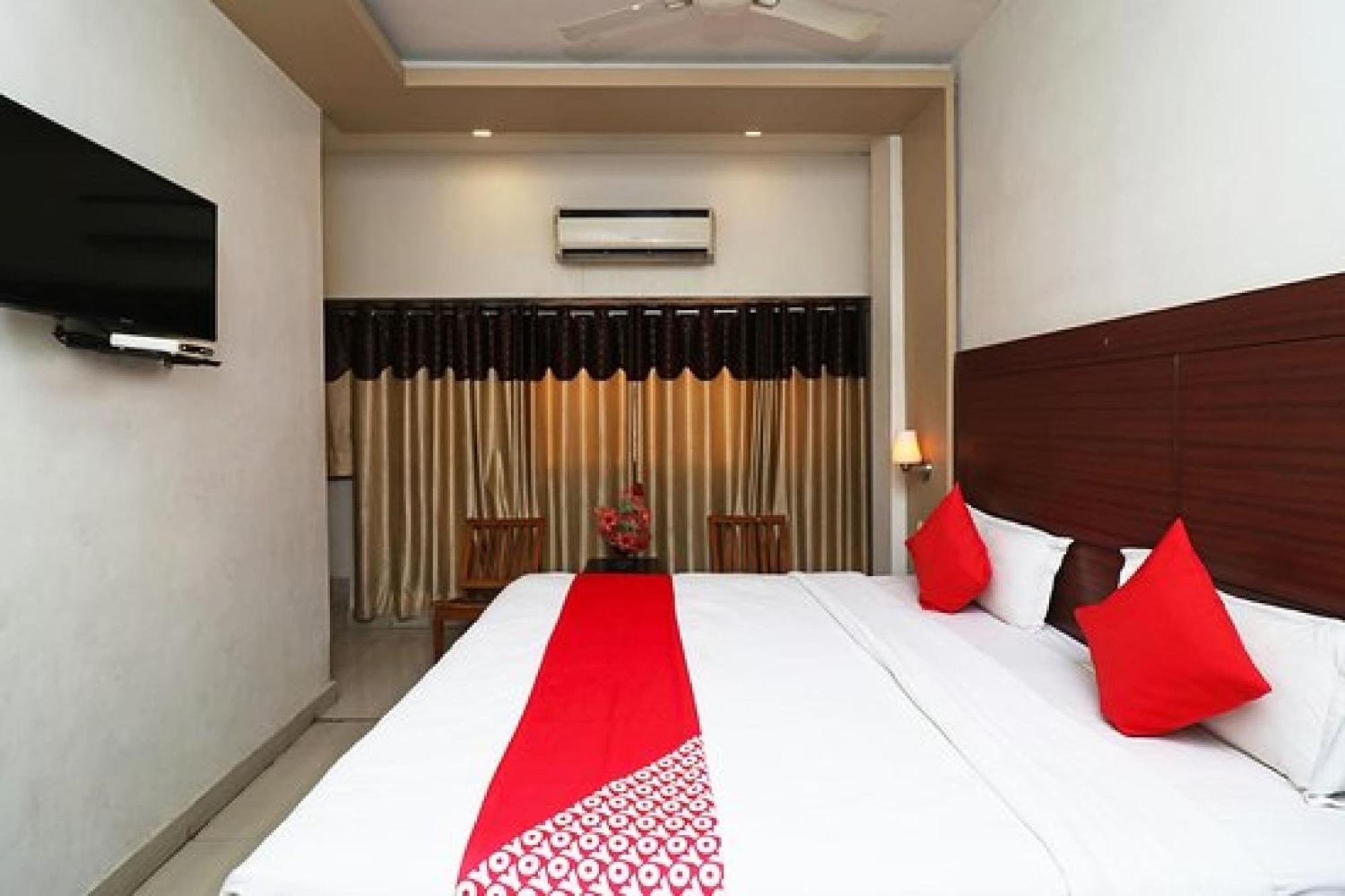 Capital O Hotel Surya Continental Lucknow Luaran gambar