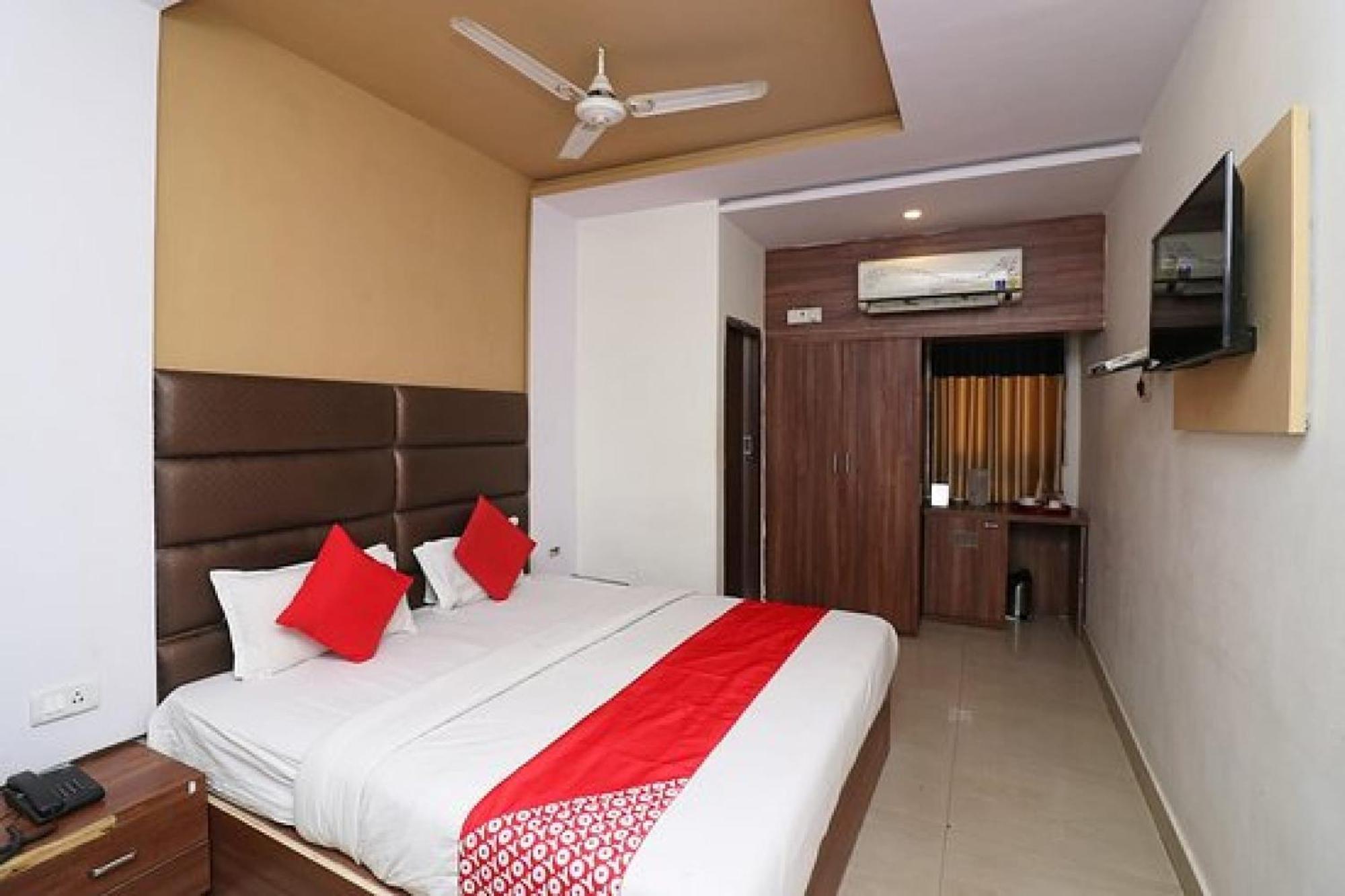 Capital O Hotel Surya Continental Lucknow Luaran gambar