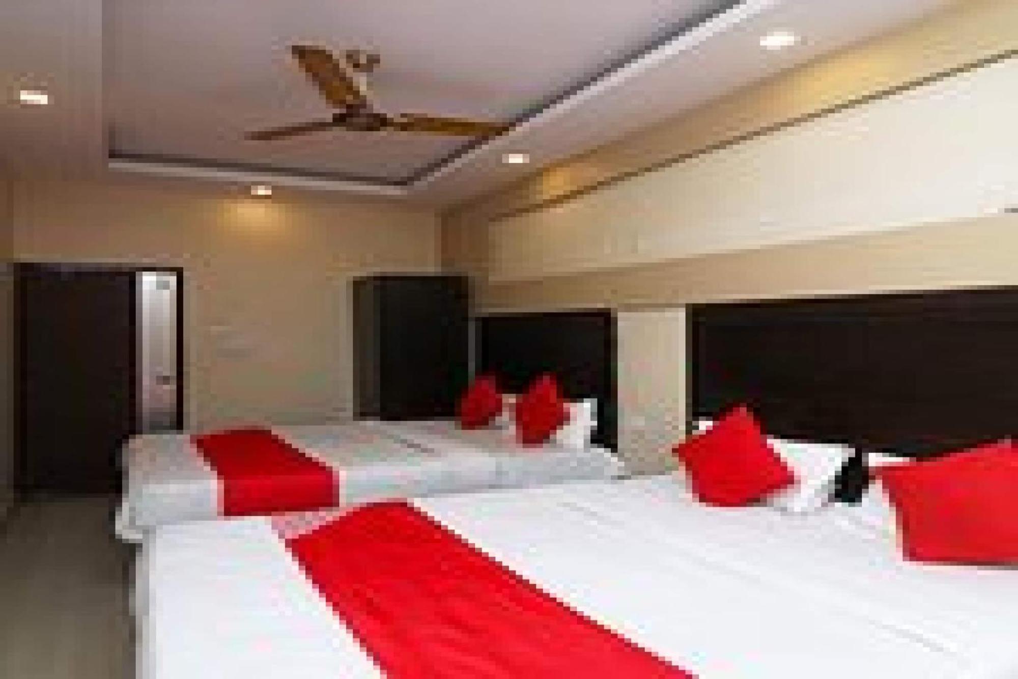 Capital O Hotel Surya Continental Lucknow Luaran gambar