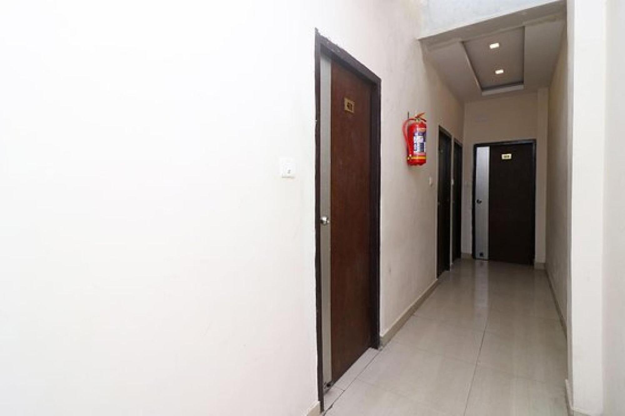 Capital O Hotel Surya Continental Lucknow Luaran gambar