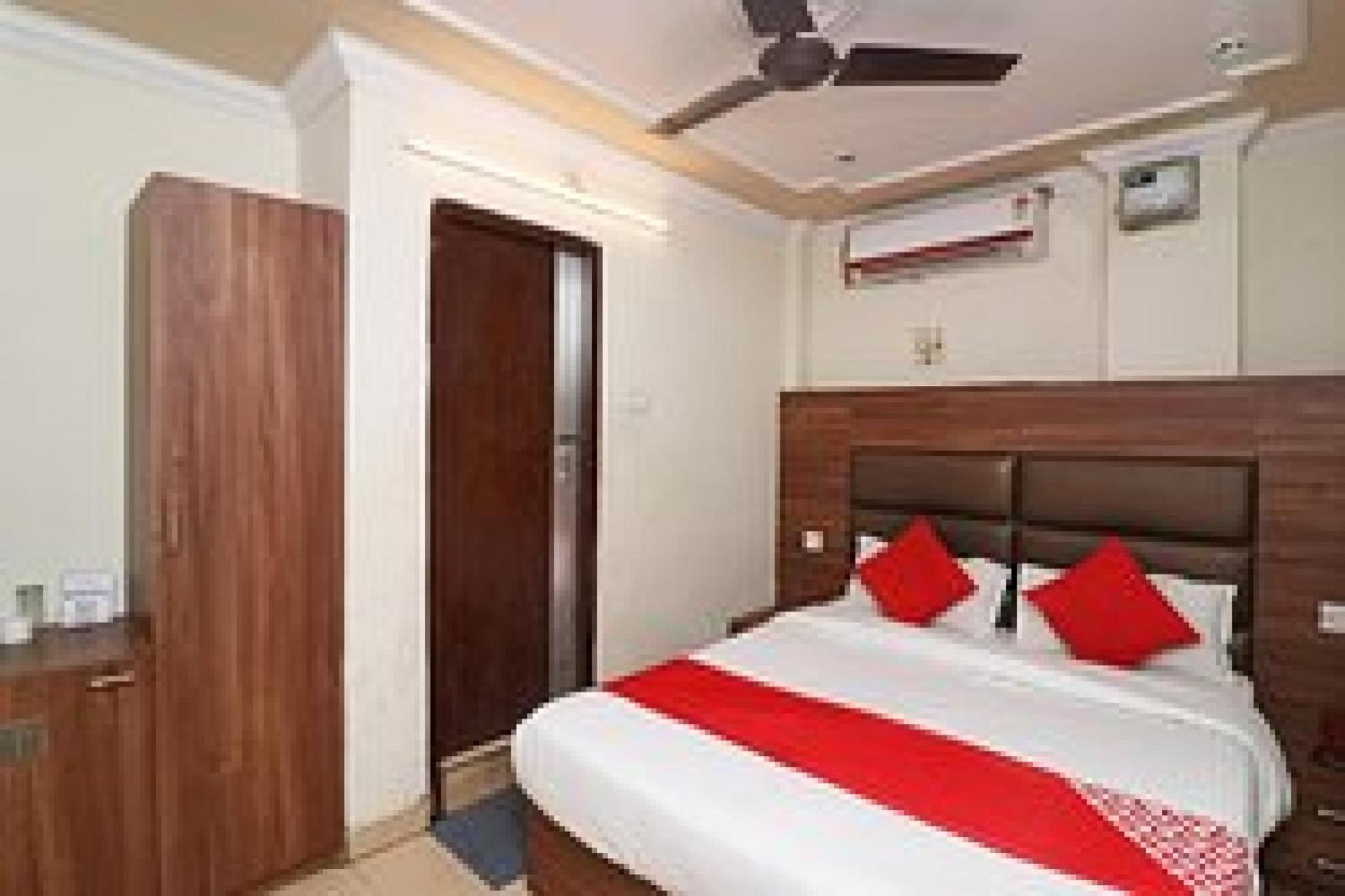 Capital O Hotel Surya Continental Lucknow Luaran gambar
