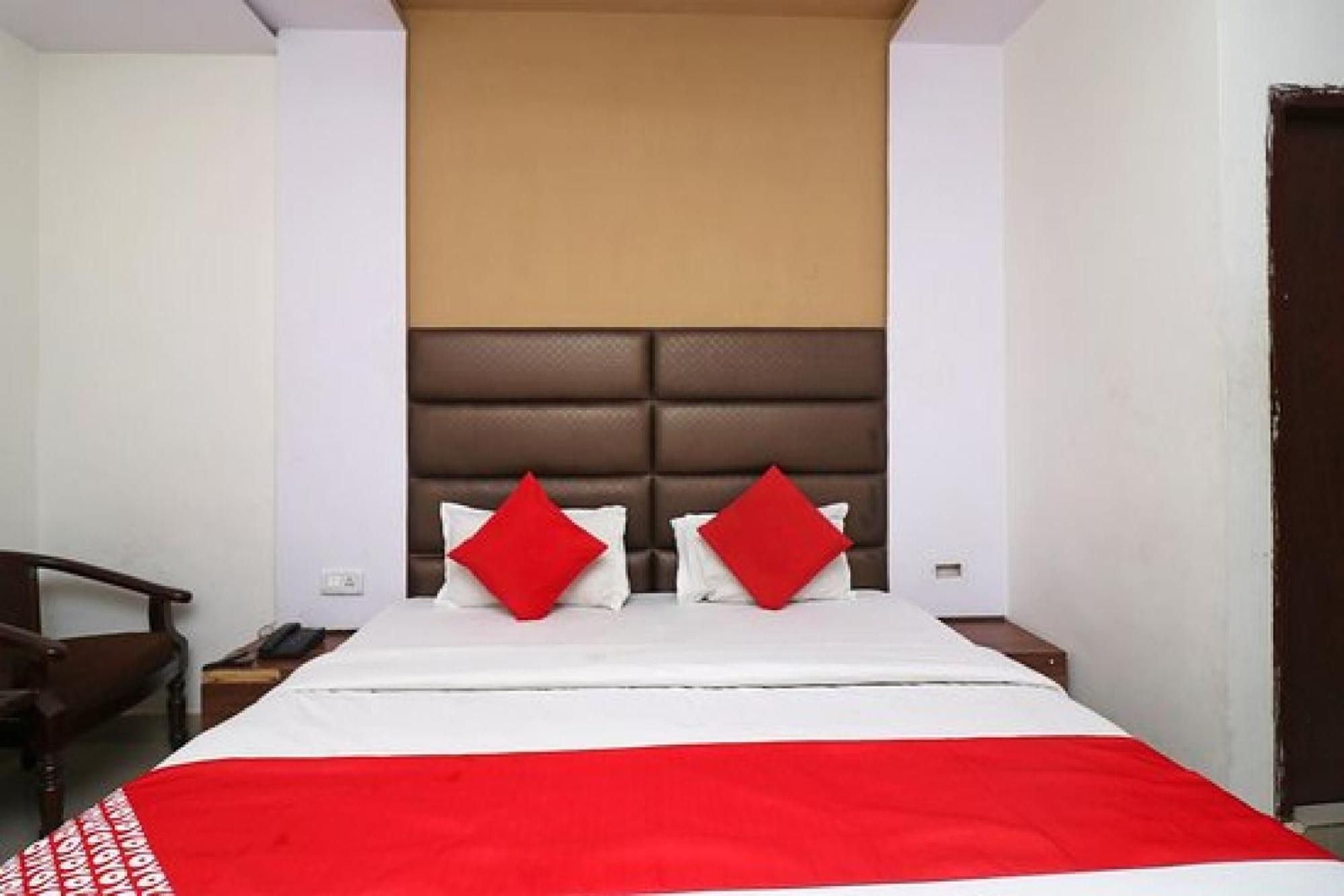 Capital O Hotel Surya Continental Lucknow Luaran gambar