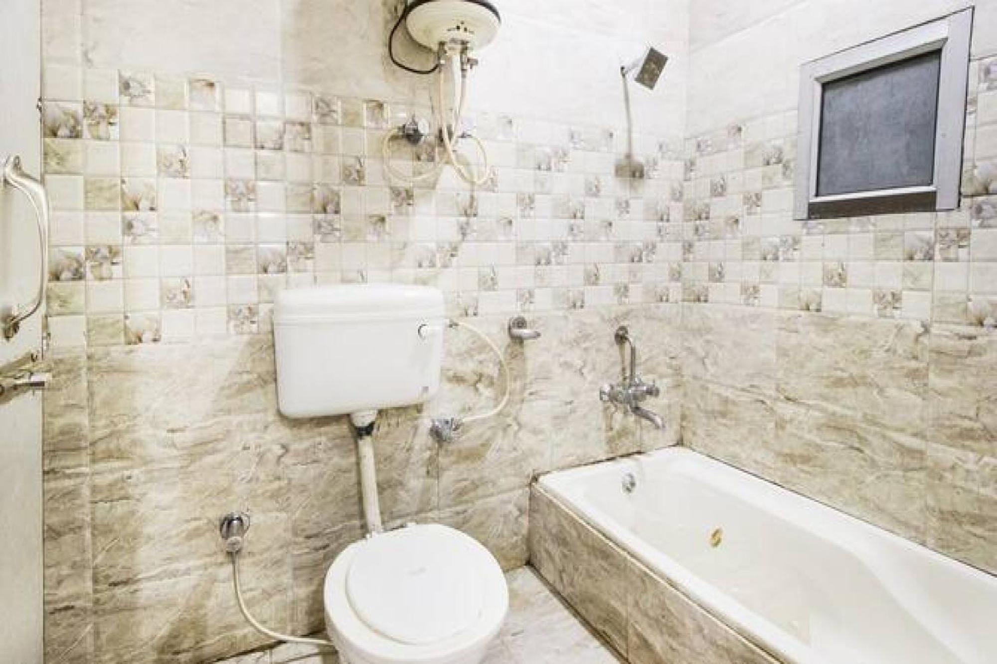 Capital O Hotel Surya Continental Lucknow Luaran gambar
